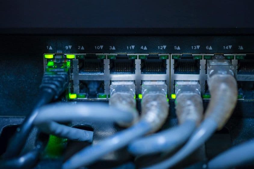 गीगाबिट स्विच और नेटवर्क केबल