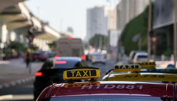 शहर की सड़कों पर दुबई टैक्सी की रोशनी।