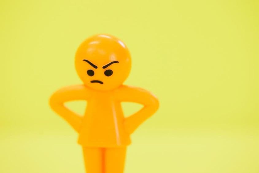 गुस्सैल रंगीन गुड़िया।