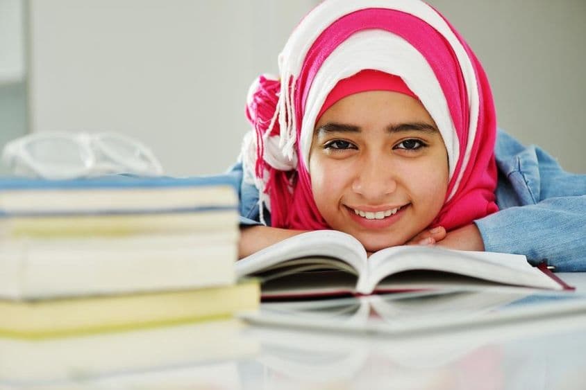 कॉलेज में पढ़ती हुई सुंदर अरब मुस्लिम लड़की।