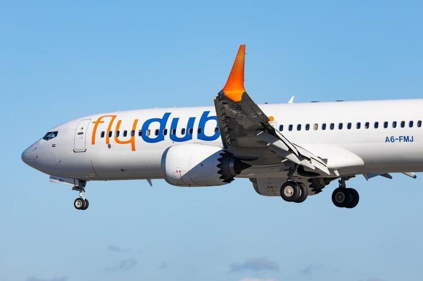 उतरने की प्रक्रिया में FlyDubai एयरलाइन का बोइंग ७३७-८मैक्स विमान।