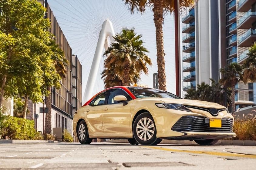 दुबई की एक सड़क पर चलती हुई एक टैक्सी।