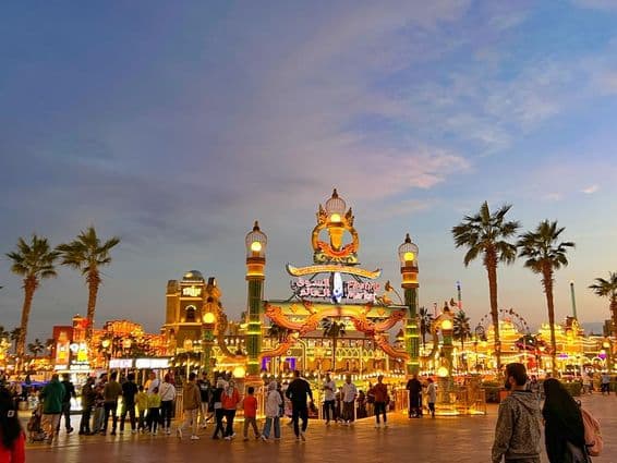 दुबई में ग्लोबल विलेज की सड़क।