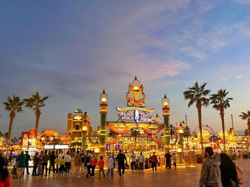 दुबई में ग्लोबल विलेज की सड़क।