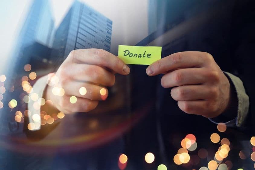 एक व्यवसायी 'दान' शब्द के साथ दस्तावेज दिखाते हुए।