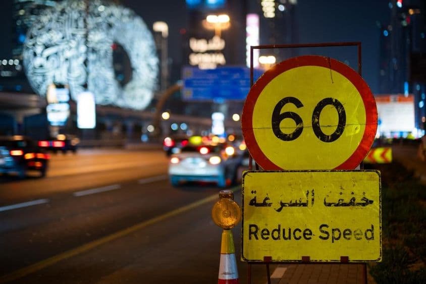 रात में दुबई राजमार्ग अधिकतम गति सीमा के साथ।