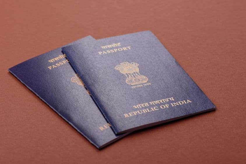 यात्रा, उड़ान, और व्यापार गतिविधियों के लिए भारतीय पासपोर्ट।
