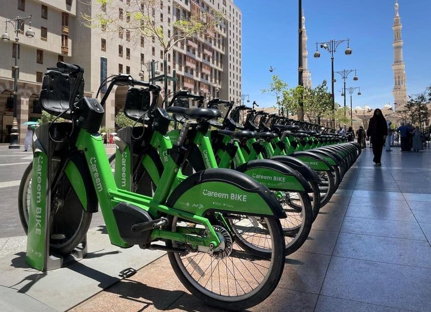 Careem बाइक का एक कतार में डॉकिंग स्टेशन पर चित्र।
