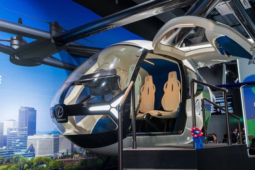 एक्सपो २०२५, आगामी वर्टिपोर्ट और नवीनतम प्रौद्योगिकी को प्रदर्शित करता हुआ।