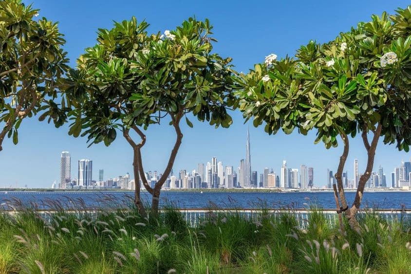 दुबई क्रीक नहर से दुबई के डाउनटाउन का दृश्य।