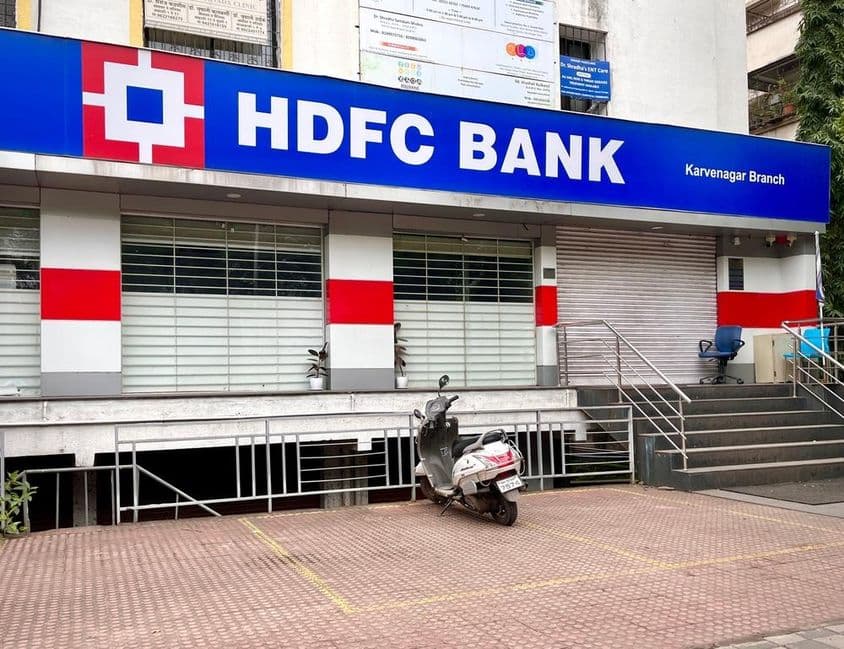 एचडीएफसी बैंक का प्रवेश द्वार।