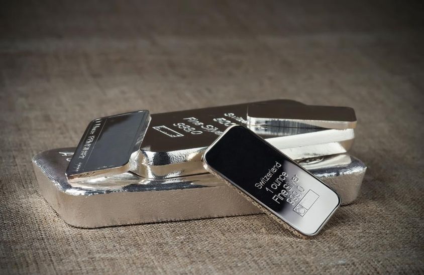 विभिन्न वजन वाले कई निवेश चाँदी के बार्स।