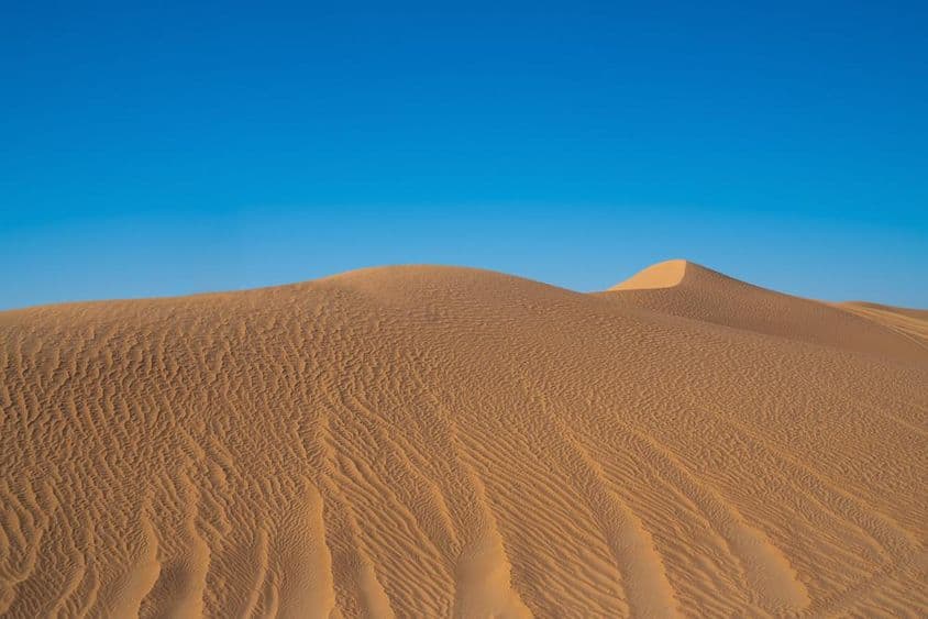 संयुक्त अरब अमीरात में दुबई की रेतीले रेगिस्तान।