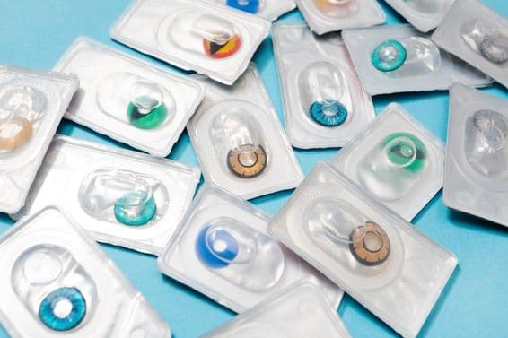 हेलोवीन के लिए चमकीले रंग के संपर्क लेंस।