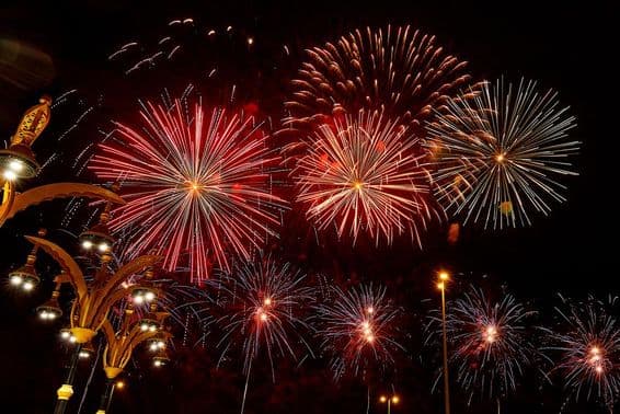शेख ज़ायेद विरासत महोत्सव, संयुक्त अरब अमीरात में आतिशबाजी।