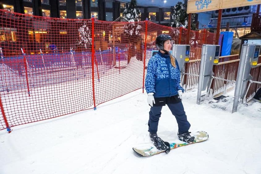 दुबई के मॉल ऑफ़ द एमिरेट्स के 'स्की दुबई' शॉपिंग सेंटर में आकर्षण।