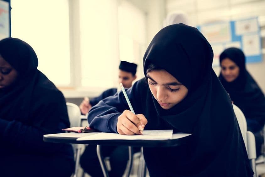 कक्षा में सीखते मुस्लिम बच्चे।