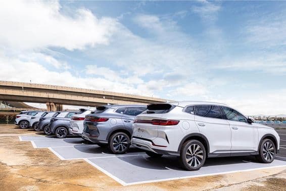 डीलरशिप पार्किंग स्थल में आधुनिक कारों के बेड़े।