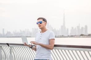 खुश पुरुष फ्रीलांस प्रोग्रामर।