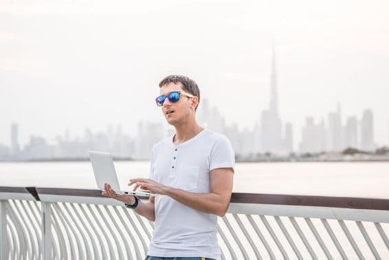 खुश पुरुष फ्रीलांस प्रोग्रामर।