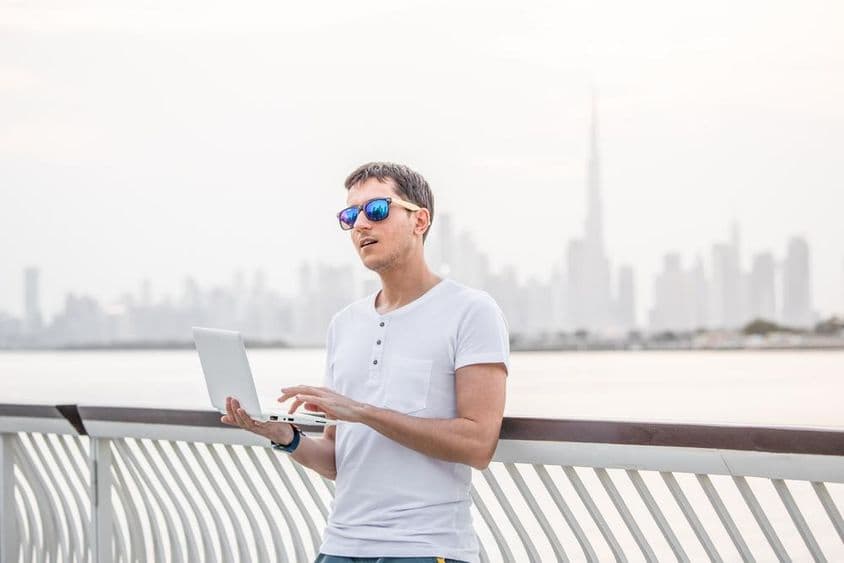 खुश पुरुष फ्रीलांस प्रोग्रामर।