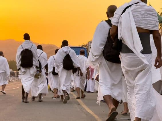 मक्का, सऊदी अरब, कई हज तीर्थयात्री अऱाफात के मैदानों में चलते हुए।