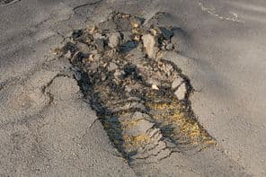 सड़क की डामर सतह को खराब निष्पादन के कारण हटा दिया गया।