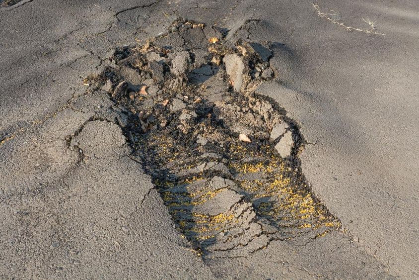 सड़क की डामर सतह को खराब निष्पादन के कारण हटा दिया गया।