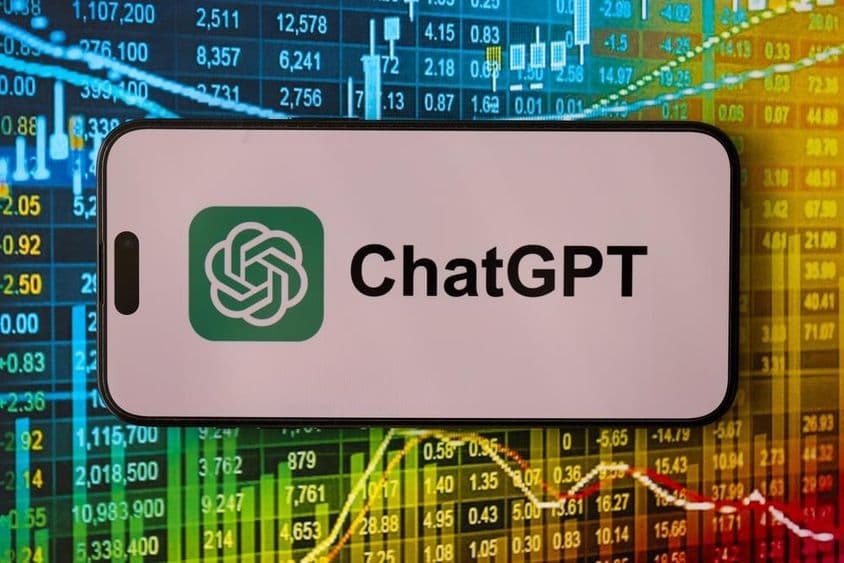 स्मार्टफोन पर आधिकारिक ChatGPT लोगो।