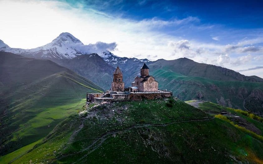 त्रिनिटी चर्च, जिसे आमतौर पर काज़बेगी मठ कहा जाता है, जो जॉर्जिया के गाँव स्टेपन्समिंदा के निकट है।