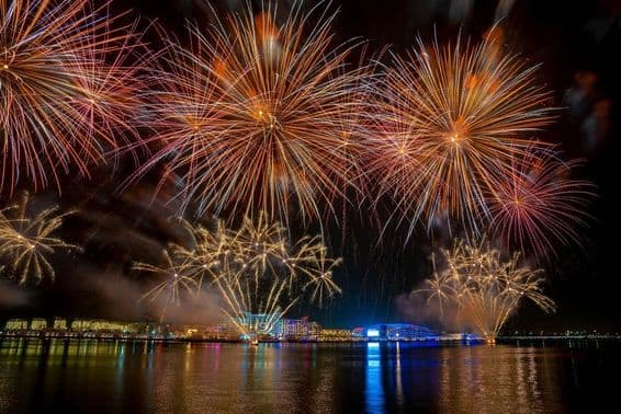 नव खोली यास बे के ऊपर आतिशबाजी।