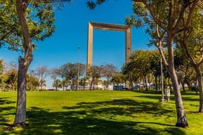 संयुक्त अरब अमीरात के दुबई में वसंत ऋतु में ज़बील पार्क का दृश्य।