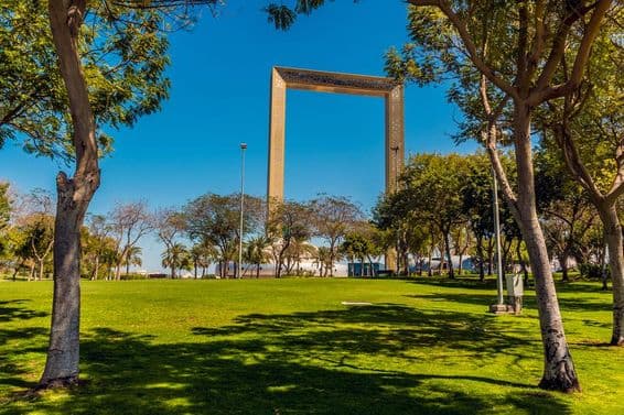 संयुक्त अरब अमीरात के दुबई में वसंत ऋतु में ज़बील पार्क का दृश्य।