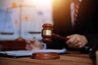 एक अदालत में जज की हथौड़ी।