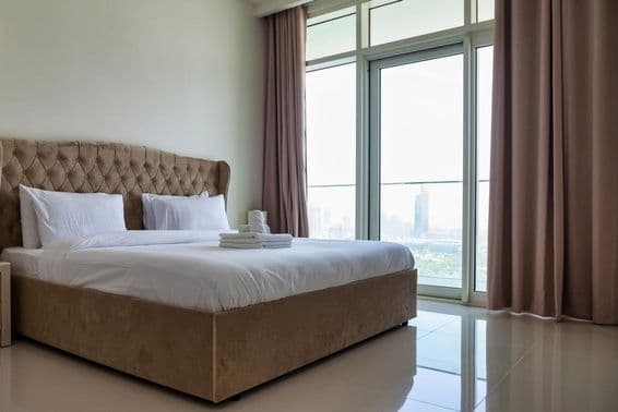 आधुनिक अपार्टमेंट में एक विशाल बेडरूम।