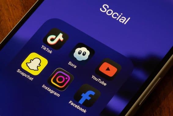 iPhone स्क्रीन पर TikTok, सोरा, YouTube, Snapchat, Instagram।