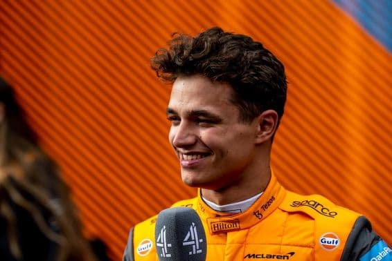 यूनाइटेड किंगडम के लैंडो नॉरिस मैकलारेन F1 टीम के रंगों में।