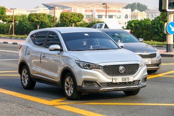 शहरी सड़क पर एक छोटा क्रॉसओवर SUV MG।