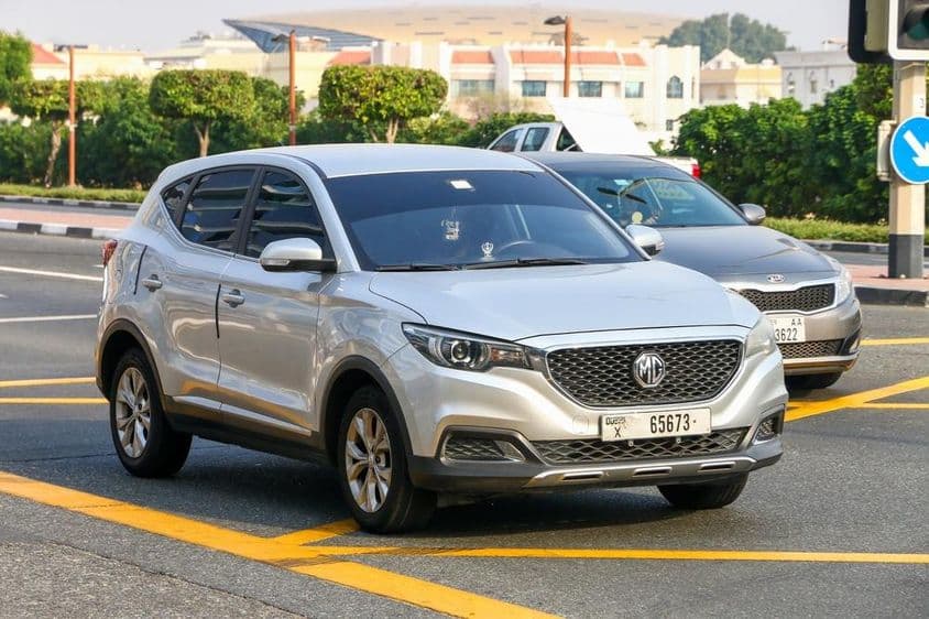 शहरी सड़क पर एक छोटा क्रॉसओवर SUV MG।