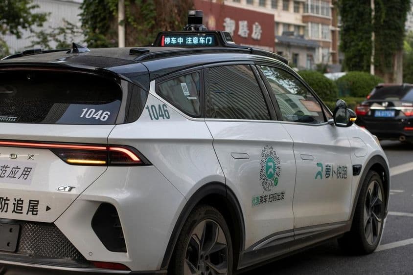 चीनी टेक कंपनी Baidu द्वारा सेल्फ-ड्राइविंग इलेक्ट्रिक रोबोटैक्सी।