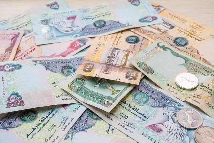 विभिन्न UAE दिरहम मुद्रा बैंकनोट और सिक्के।