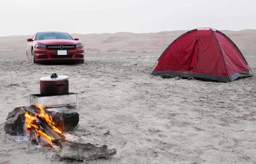 लीवा मरुस्थल की नमक झीलों के कैंपसाइट का सुबह का दृश्य।