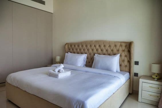 दुबई में मेहमानों का इंतजार करता एक शांत बेडरूम।