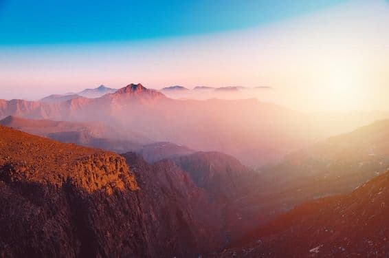 रास अल खैमा में भव्य जेबेल जैस पर्वत का दृश्य।