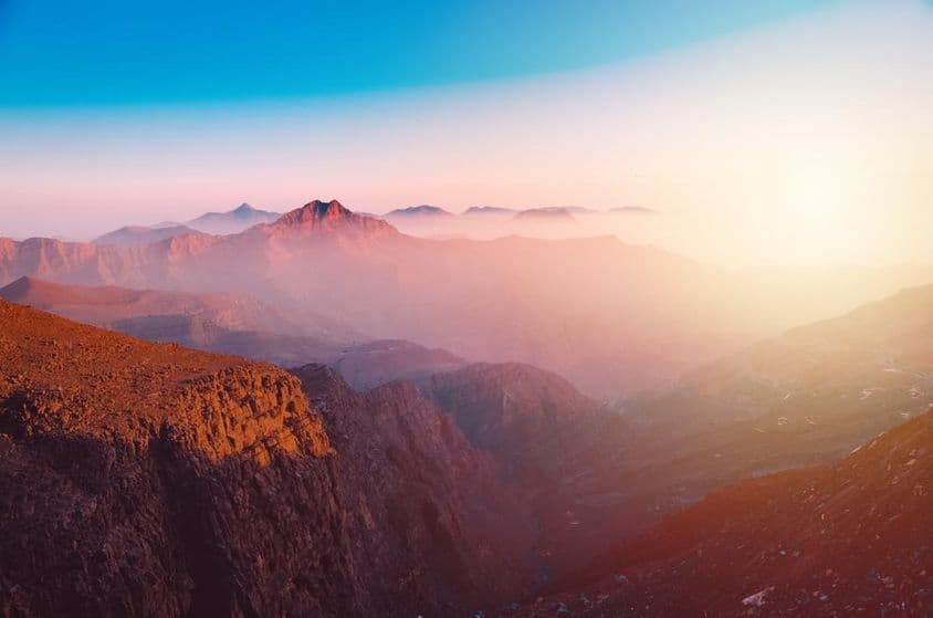 रास अल खैमा में भव्य जेबेल जैस पर्वत का दृश्य।