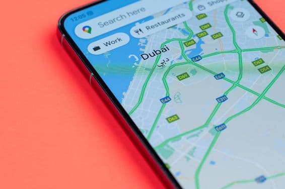 स्मार्टफोन पर गूगल मैप्स पर दुबई कार यातायात वितरण