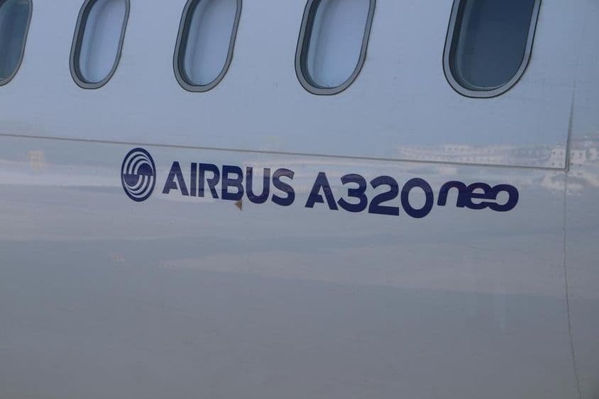 मुंबई हवाई अड्डे पर एयरबस A320 विमान।