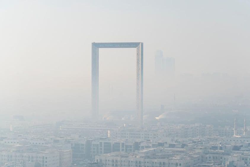 दुबई में निर्मित दुनिया की सबसे बड़ी स्वर्ण फ्रेम में धुंध में अद्भुत दृश्य।