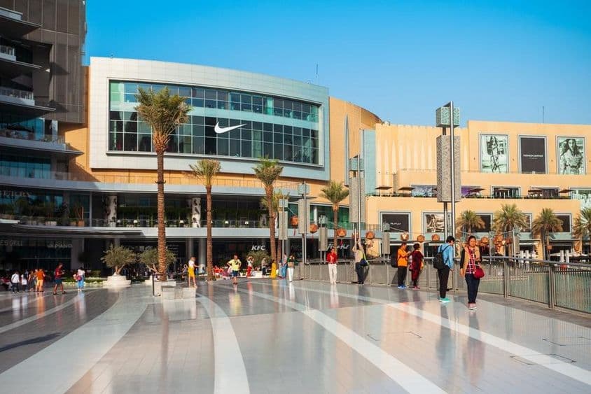 दुबई मॉल दुनिया का दूसरा सबसे बड़ा शॉपिंग मॉल है।