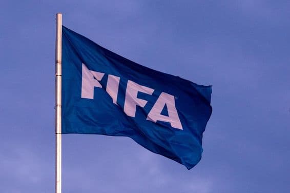 BMO फील्ड स्टेडियम में FIFA ध्वज का दृश्य।
